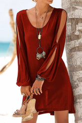 Vestido corto burdeos de manga larga con aberturas